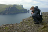 Marita avmyndar blómur / Marita photographing flowers