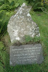 Gravsteinurin hjá Jørgen Frantz Jacobsen og faðir hansara / Gravstenen hos Jørgen Frantz Jacobsen og hans fader / The gravestone of Jørgen Frantz Jacobsen and his father.