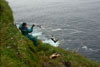 Poul Johannes Simonsen fleygar náta í Mykinesi / Poul Johannes Simonsen fanger mallemukker på Mykines / Poul Johannes Simonsen catching Fulmars in Mykines.