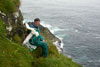 Poul Johannes Simonsen fleygar náta í Mykinesi / Poul Johannes Simonsen fanger mallemukker på Mykines / Poul Johannes Simonsen catching Fulmars in Mykines.