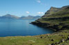 Elduvíksnes við Kalsoy í baksýnuni / Elduvíksnes med Kalsoy i bagrunden / Elduvíksnes with Kalsoy in the hindmost.