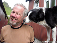 Jens-Kjeld fær ein muss í Stóra Dímun / Jens-Kjeld får et kys i Stóra Dímun / Jens-Kjeld gets a kiss in Stóra Dímun.